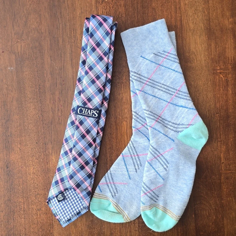 Boys Chaps tie matching socks